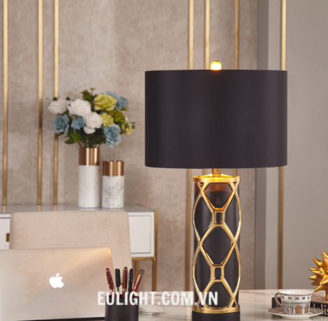 Đèn để bàn chao vải chao vải đen DB586 