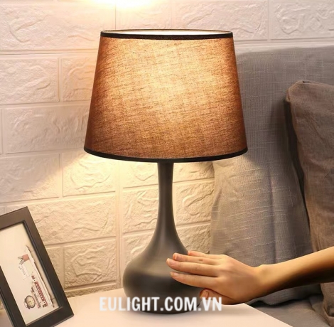 Đèn để bàn chao vải DB057 đen