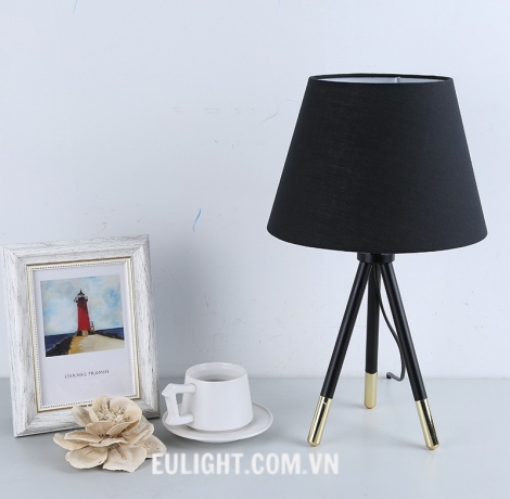 Đèn để bàn chao vải DB3032 đen